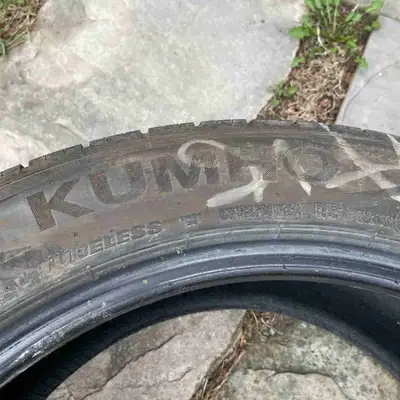 pneus kumho 255/45R19 étaient sur Tesla Y épaisseur restante 6/32 pas de jantes