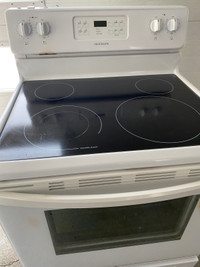  Frigidaire stove ((delivery possible extra))