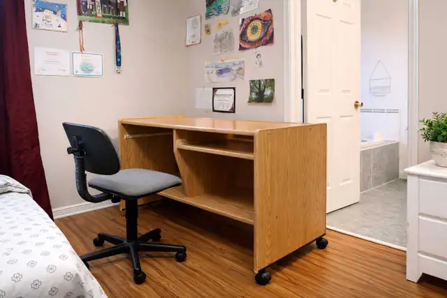 Wooden Office Desk with Chair in Desks in Ottawa - Image 2