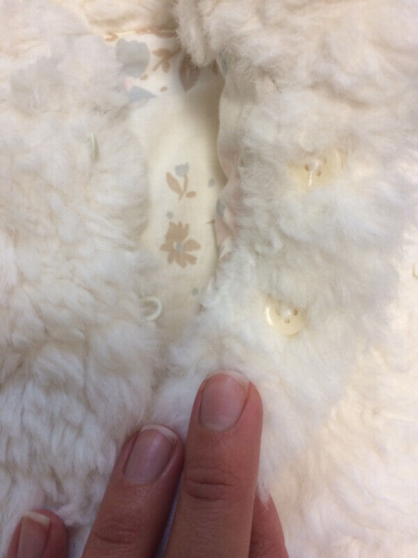 White warm furry vest - size 2T in Clothing - 2T in Cambridge - Image 2