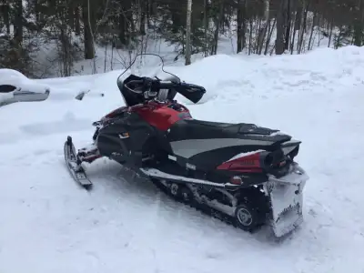 Trail sled, Yamaha cover, tow hitch, high and low windshield incl. well maintained