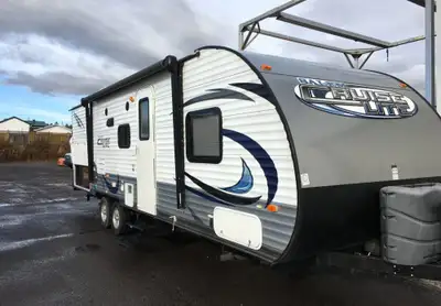 A QUI LA CHANCE Roulotte salem cruise lite 27 pieds par forest river 2015 Vraiment beaucoup de range...