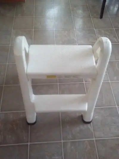 Rubbermaid 2 Step Stool