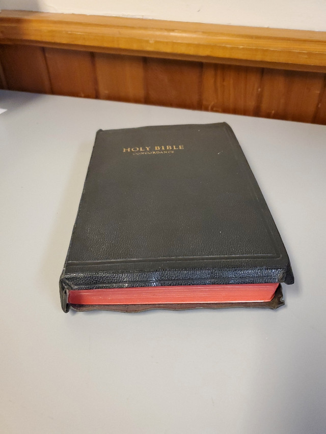 Vintage Holy Bible Red Letter Edition Concordance Leather Bound  in Fiction in St. Catharines - Image 2