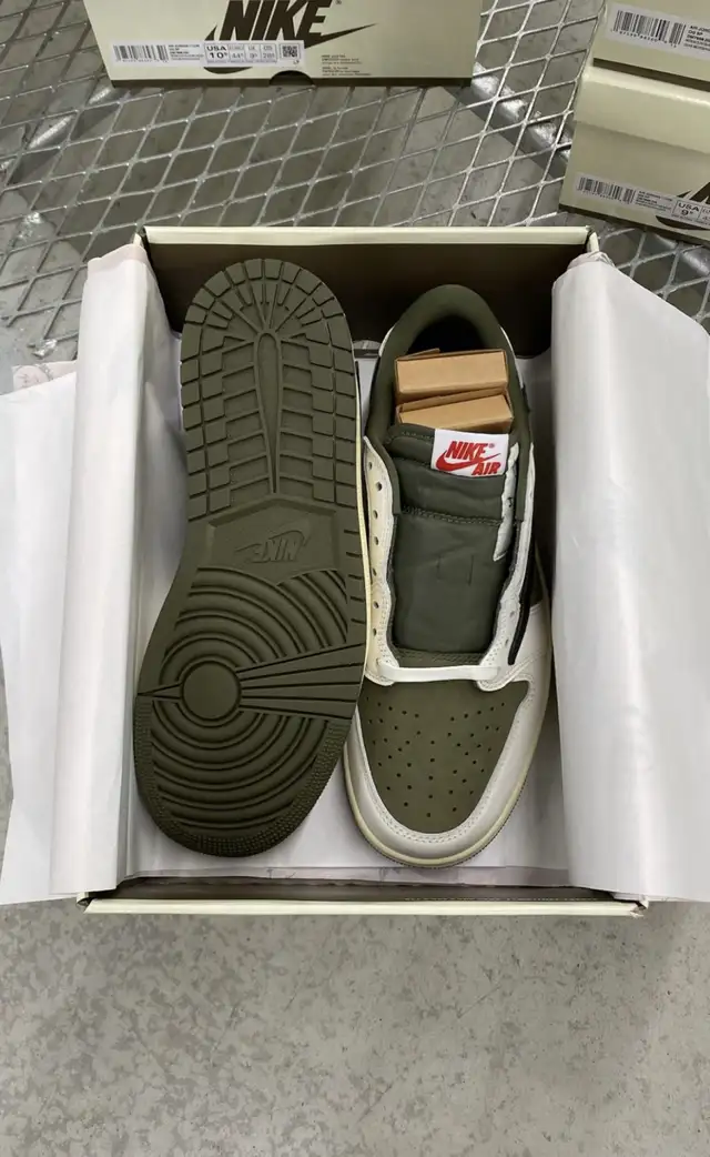 Jordan 1 Travis Scott Low Medium Olive in Men's Shoes in Mississauga / Peel Region - Image 4