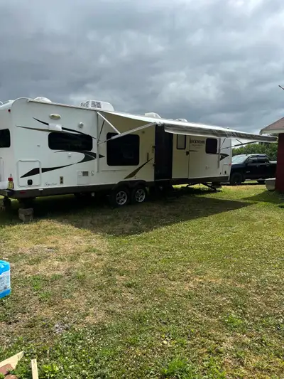 2014 Rockwood signature series ultra light travel trailer. 31’ long, 2 slides,outdoor mini fridge, a...