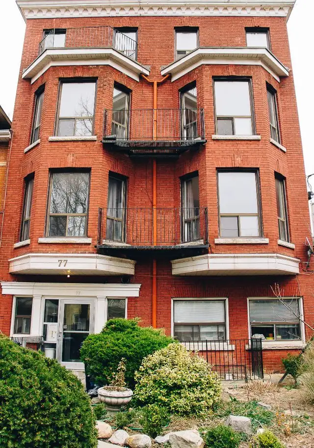 Furnished big room, shared 2-bedroom apt, 5-minute walk to Eaton