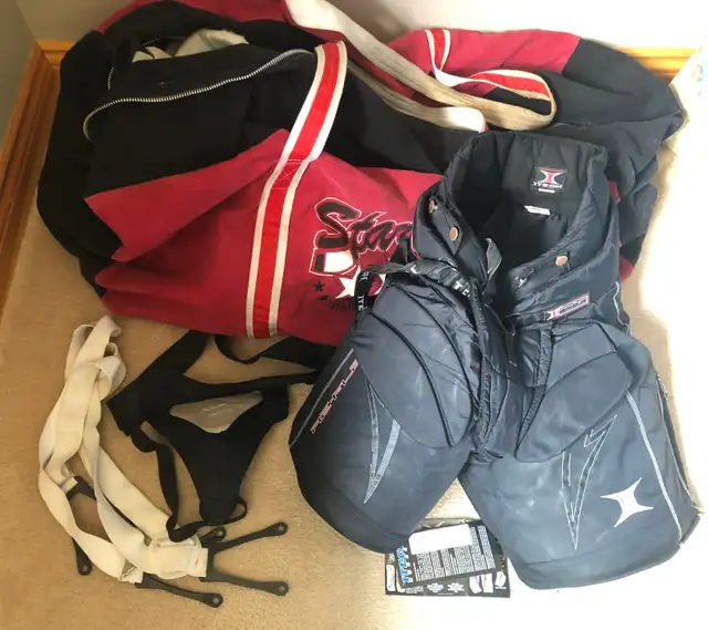 Ice hockey equipment in Hockey in Markham / York Region - Image 4