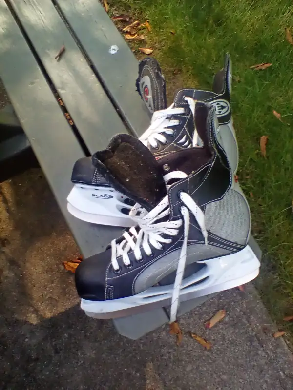 Hockey skates mens size 5,6,7,8,9,10 in Hockey in Sarnia - Image 4