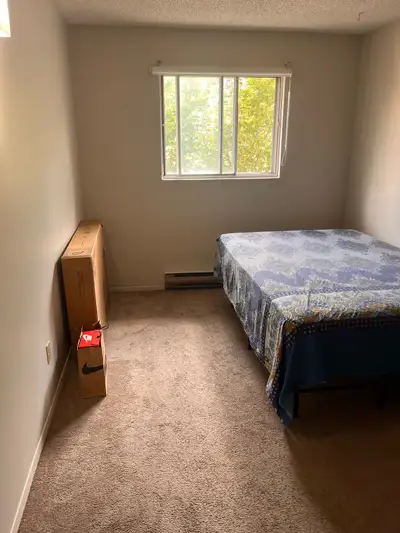 Private Room for Rent – Available October 1 Location: 1047 Bairdmore Blvd, Winnipeg ✨ Private Room i...