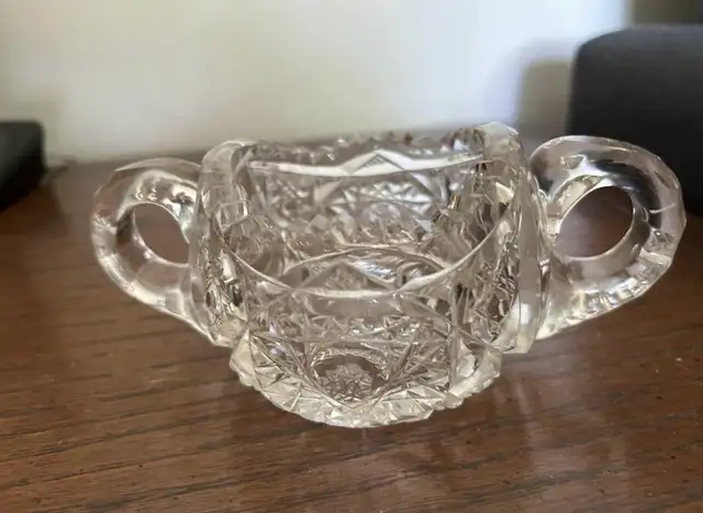 Antique Crystal Pinwheel Dish in Kitchen & Dining Wares in City of Montréal - Image 2