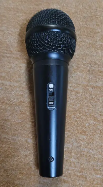 PACO Professional Dynamic Microphone - with Case + XLR Cable, View more