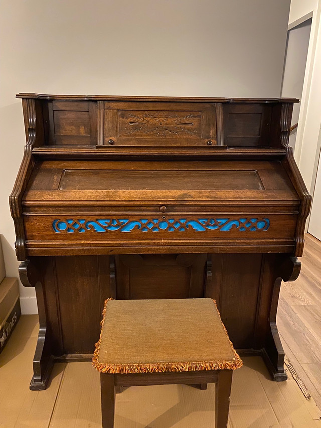 Beautiful antique pump organ for sale in Arts & Collectibles in Penticton