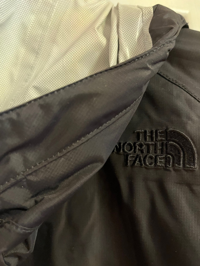 The North Face rain coat  dans Femmes - Hauts et vêtements d'extérieur  à Ville de Montréal - Image 4