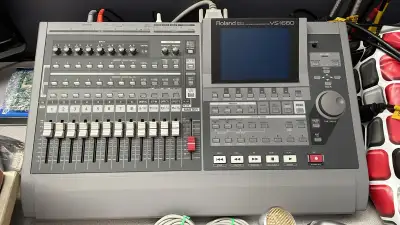 Roland VS-1680 24bit Production Workstation, Multitracker, Effects, Mastering 16 Physical Tracks / 2...