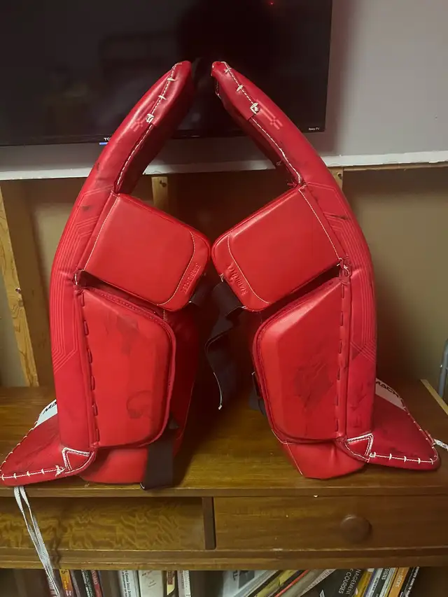Bauer Mach Goalie Equipment in Hockey in Peterborough - Image 3