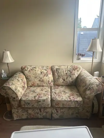 Lovely floral loveseat sofa in good condition. Super comfy. Non smoking home! Pickup in Inglewood. D...