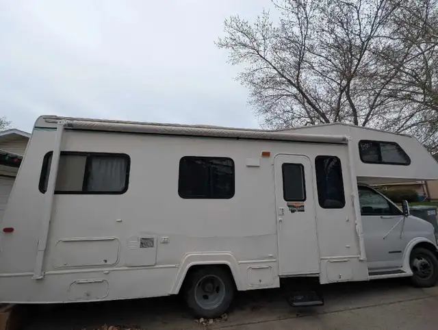 RV sleeps 6, 6 seatbelts Class C GMC CUTAWAY 24ft gas Motorhome in RVs & Motorhomes in Medicine Hat - Image 5