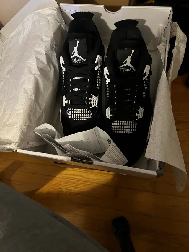 Jordan 4 white thunder in Men's Shoes in City of Toronto - Image 4
