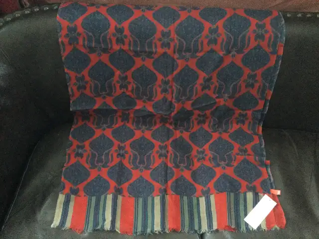 V & A Museum Pure Wool Scarf Palsley Pattern in Other in Edmonton - Image 7