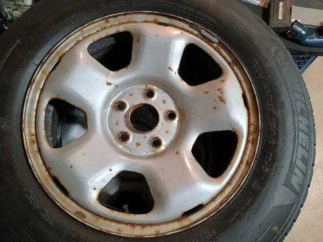 4 Michelin snow tires 235 65 17 on Honda OEM Rim 5x120 in Tires & Rims in Mississauga / Peel Region - Image 5