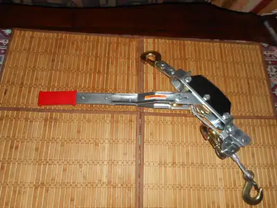 MANUAL rope winch, hand winch with 2 safety hooks, NEW! TESTED AND WORKED EXCELLENT! PRICE IS FIRM....