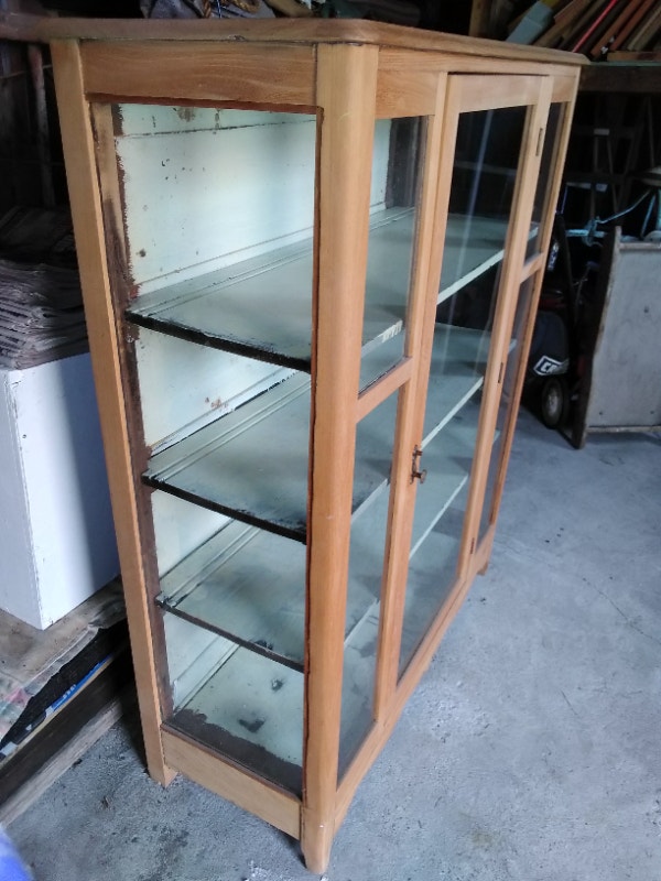 ANTIQUE ARMOIRE VAISSELIER EN BOIS. FAÇADE ET CÔTÉS VITRÉS Buffets et vaisseliers Saint