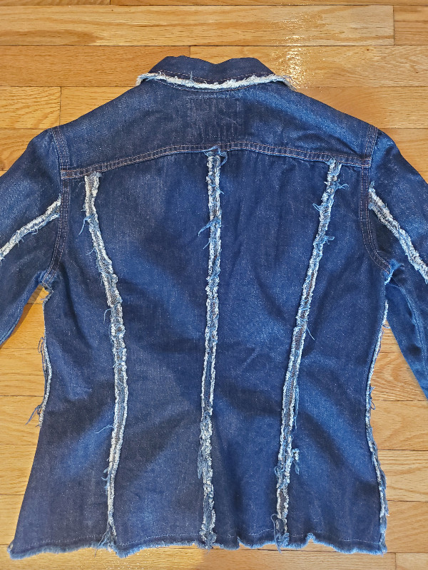 Veste en jeans Guess  jeans Jacket impeccable dans Femmes - Hauts et vêtements d'extérieur  à Longueuil/Rive Sud - Image 3
