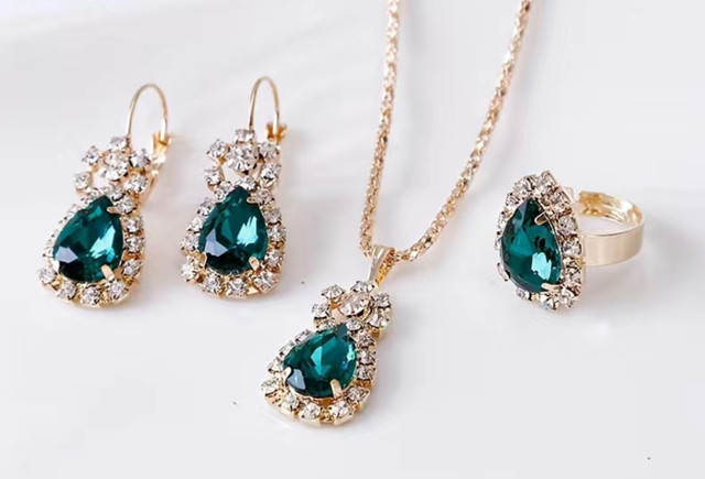 Elegant Faux Emerald Necklace, Ring and Earrings set - BRAND NEW in Jewellery & Watches in Ottawa - Image 2
