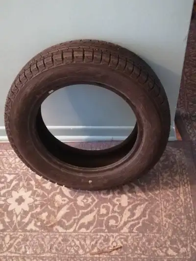 Ils n’ont servit qu’un hiver. Presque pas utilisés. Yokohama Ice Guard 175/65 R15.