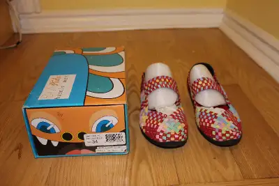 **BRAND NEW** SIZE 34M (US 2.5-3) BERNIE MEV girls sandals, View more