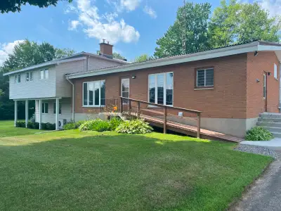 ***Nouveau Prix*** Maison Intergénération, 2 grandes maisons complètes avec 1 Bachelor, bien entrete...