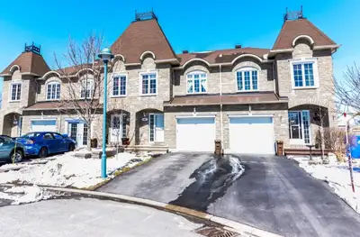 Beautiful and well-maintained 3-bedroom townhouse located in a quiet, family-friendly neighbourhood...