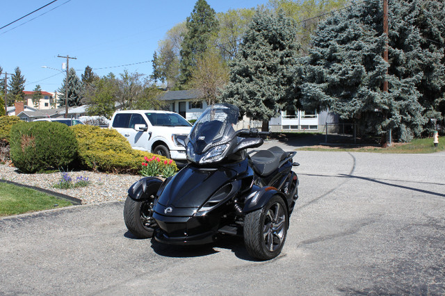 2014 Can-Am Spyder STS Only 4400 kms! in Sport Touring in Kelowna