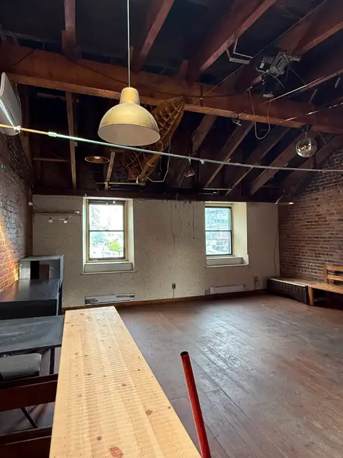LOFT HISTORIQUE / Artsy Office – Briques & Poutres – QDS – Entrée Privée OFFRE PROMOTIONNELLE : Deux...