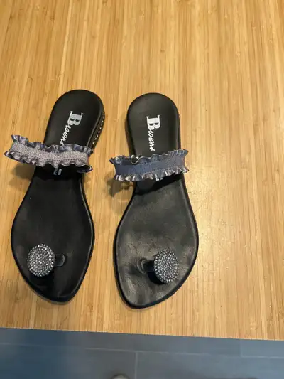 Sandales noires marque Browns grandeur 38 porté seulement 1 fois , comme neuve only wear once, like...