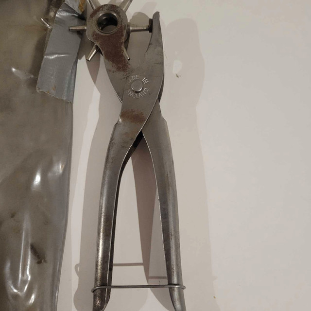 Revolving 6 Hole Leather Punch Pliers  in Hand Tools in Mississauga / Peel Region - Image 2
