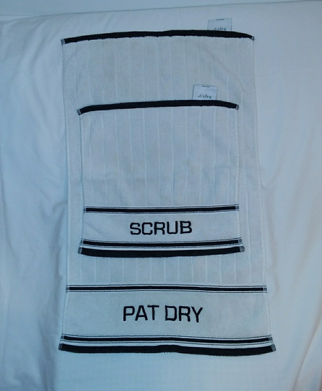Bathroom Decor 2pc Towel Set SCRUB & PAT DRY, Apt9 Brand in Bathwares in Truro - Image 3