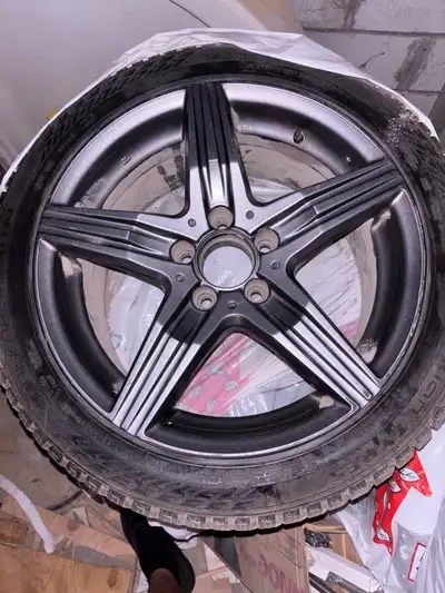 À VENDRE – MAGS 5x112 + PNEUS D’HIVER NOKIAN Mags 5x112 avec pneus Nokian Hakkapeliitta 10. Grandeur...