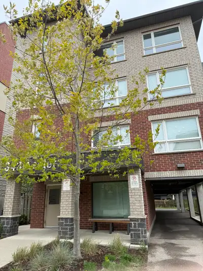 May to August 2026 sublet, multiple bedrooms available. Included is a free LG Ultragear monitor. I'm...