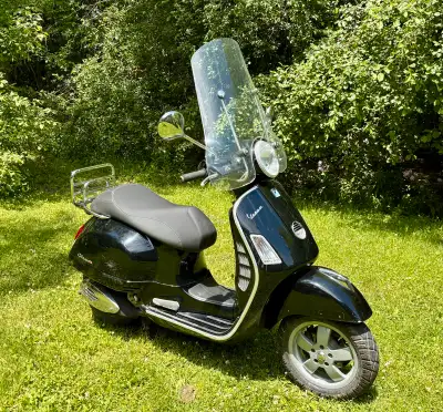 Fuel injected 250cc Oxford heated grips Tall Vespa windshield Gel solo seat and original included Bl...