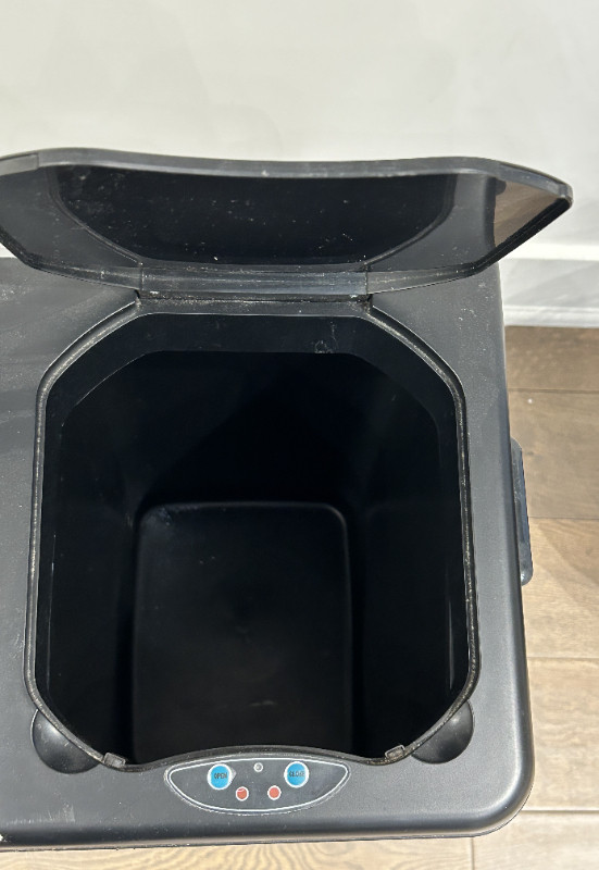 Pre-owned Sensor Dual Trash bin in Other in Markham / York Region - Image 4