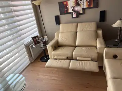 SOFA CAUSEUSE INCLINABLE JAYMAR 2 FAUTEUILS DE 2 PLACES INCLINABLES 60 POUCES 175$ CHACUN OU LES 2 P...