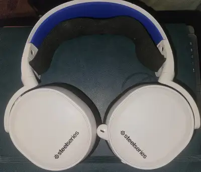 Only the headset and doesn't include the wireless base. Turns on. AS-IS