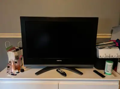 Great medium sized Toshiba TV. Works amazing while having all outlets on the back. It can sit nicely...