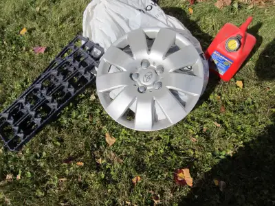 Accessoires pour l’auto: 4 enjoliveurs de roue Toyota 20$, pneus 16 pouces; 1 petit réservoir d’esse...