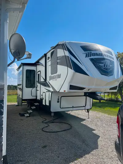 A well maintained toy hauler that is great for a family or a couple with toys. This 39' fifth wheel...