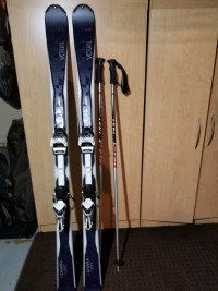 Skis alpins pour femmes
 155 cm, bottes grandeur 11.0
Bâtons 

