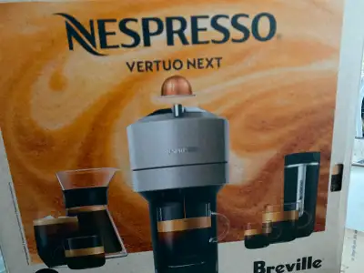 Come with 12 coffee pods. Got it from company Christmas party. No coffee lovers at home. Never open...