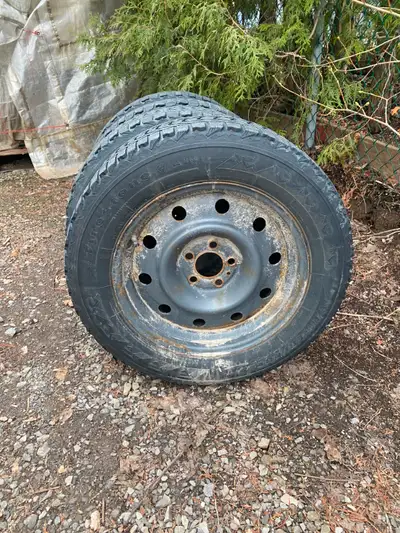 winter tire on Chrysler 300 2008 or Hyundai on rims 215 65 17two tire has